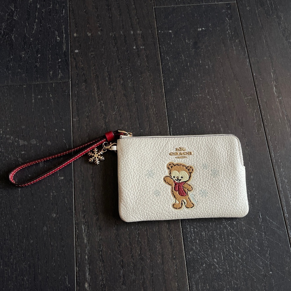 COACH SNOW BEAR CORNER ZIP WRISTLET with bear snowflake charm HTF white wallet